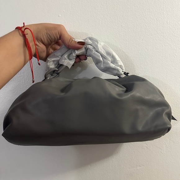 👜NWT BADGLEY MISCHKA GREY WRAPPED FRAME CLUTCH WITH CHAIN STRAP - Picture 2 of 7